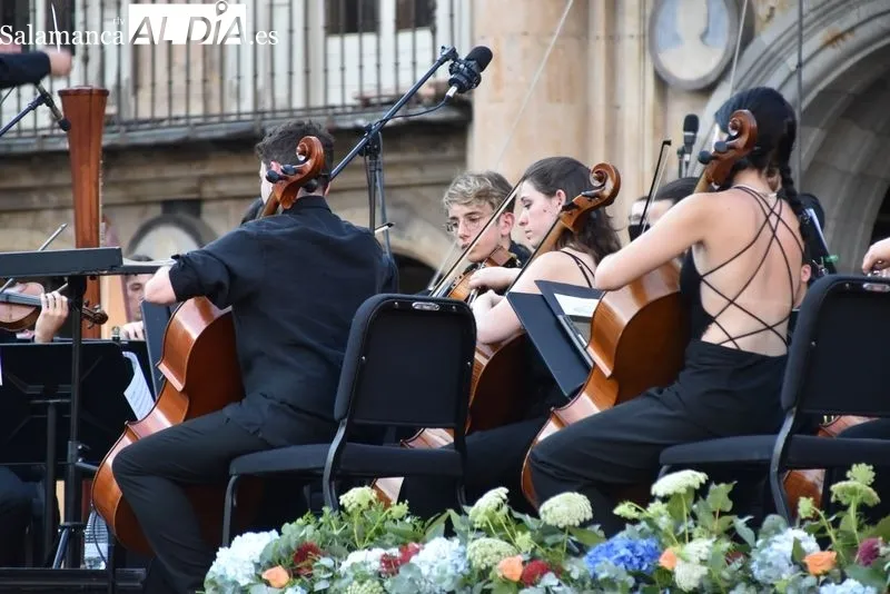 Foto 35 - La Orquesta Sinf&oacute;nica de Castilla y Le&oacute;n Joven deleita a una Plaza Mayor repleta