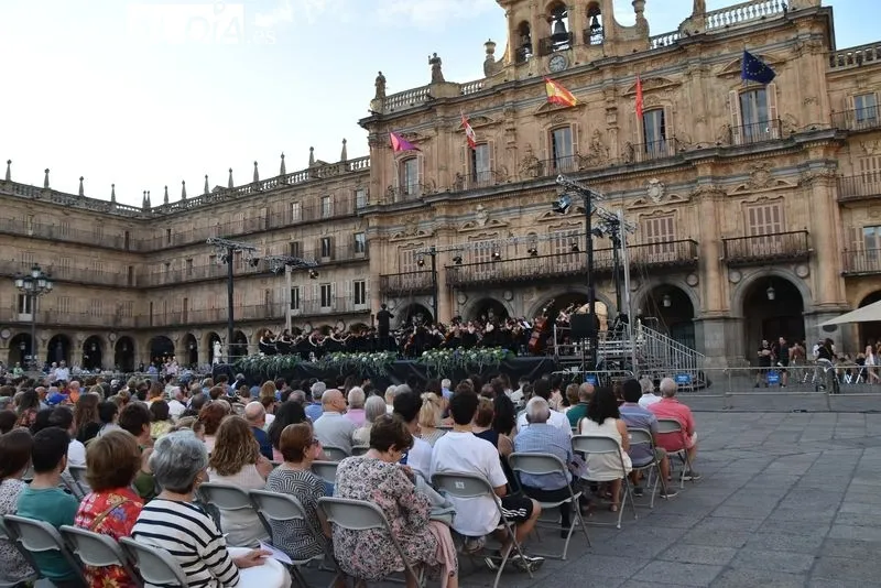Foto 33 - La Orquesta Sinf&oacute;nica de Castilla y Le&oacute;n Joven deleita a una Plaza Mayor repleta