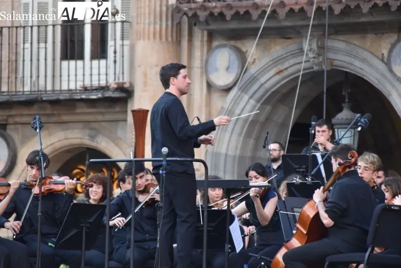 Foto 30 - La Orquesta Sinf&oacute;nica de Castilla y Le&oacute;n Joven deleita a una Plaza Mayor repleta