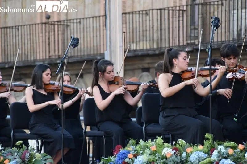 Foto 34 - La Orquesta Sinf&oacute;nica de Castilla y Le&oacute;n Joven deleita a una Plaza Mayor repleta