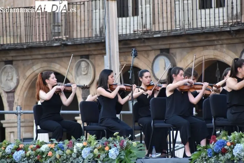 Foto 32 - La Orquesta Sinf&oacute;nica de Castilla y Le&oacute;n Joven deleita a una Plaza Mayor repleta