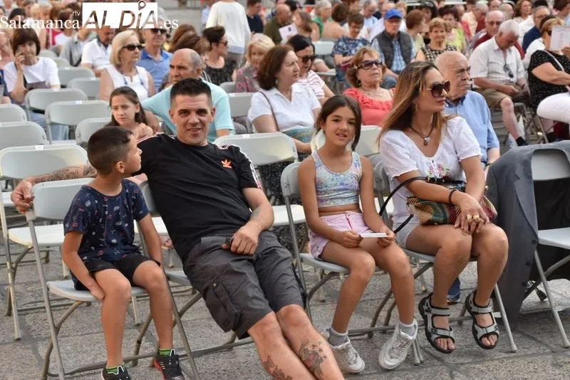 Foto 12 - La Orquesta Sinf&oacute;nica de Castilla y Le&oacute;n Joven deleita a una Plaza Mayor repleta