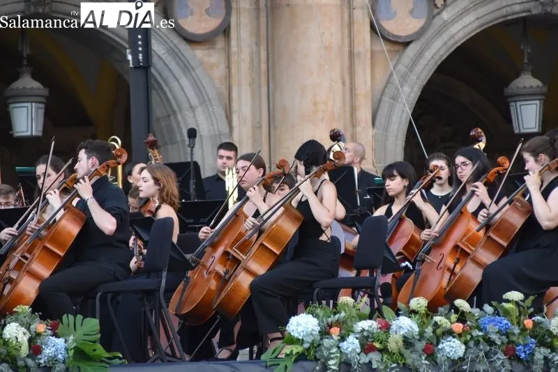 Foto 29 - La Orquesta Sinf&oacute;nica de Castilla y Le&oacute;n Joven deleita a una Plaza Mayor repleta