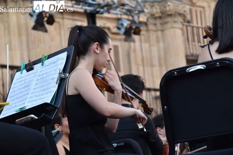 Foto 26 - La Orquesta Sinf&oacute;nica de Castilla y Le&oacute;n Joven deleita a una Plaza Mayor repleta