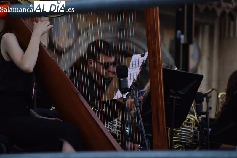 Foto 23 - La Orquesta Sinf&oacute;nica de Castilla y Le&oacute;n Joven deleita a una Plaza Mayor repleta