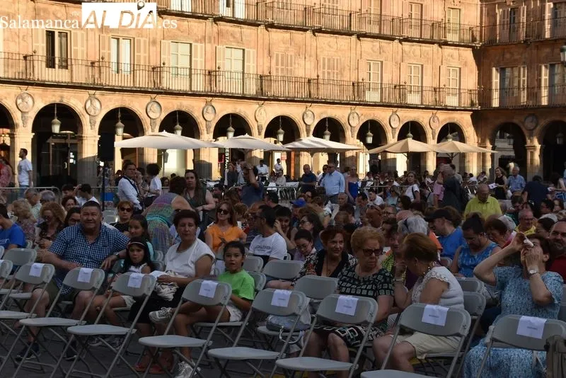Foto 4 - La Orquesta Sinf&oacute;nica de Castilla y Le&oacute;n Joven deleita a una Plaza Mayor repleta