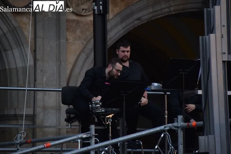 Foto 21 - La Orquesta Sinf&oacute;nica de Castilla y Le&oacute;n Joven deleita a una Plaza Mayor repleta