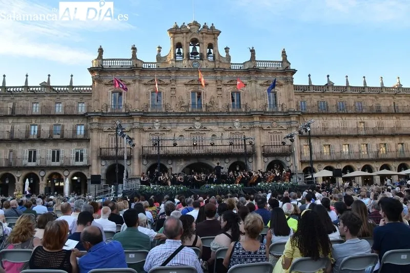 Foto 27 - La Orquesta Sinf&oacute;nica de Castilla y Le&oacute;n Joven deleita a una Plaza Mayor repleta