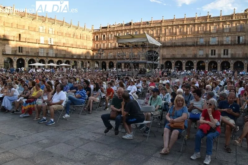 Foto 24 - La Orquesta Sinf&oacute;nica de Castilla y Le&oacute;n Joven deleita a una Plaza Mayor repleta
