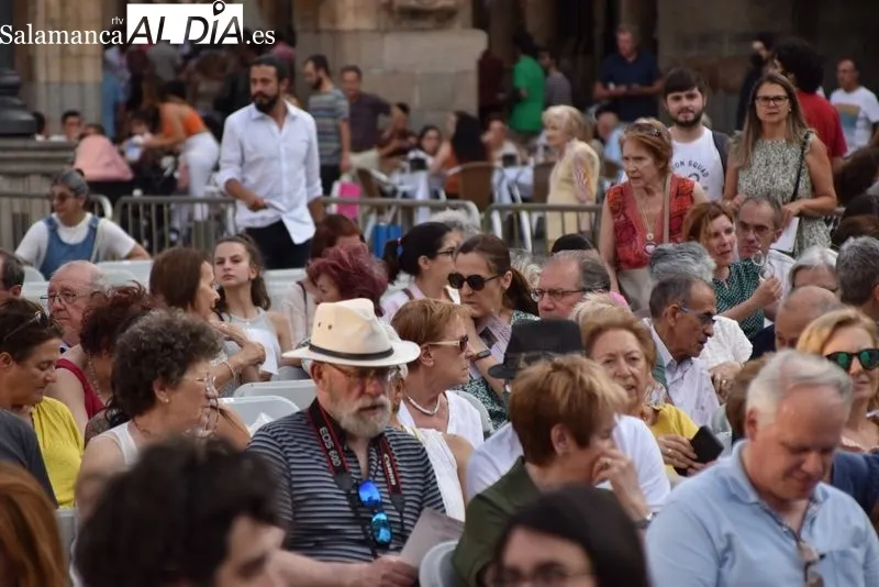 Foto 10 - La Orquesta Sinf&oacute;nica de Castilla y Le&oacute;n Joven deleita a una Plaza Mayor repleta