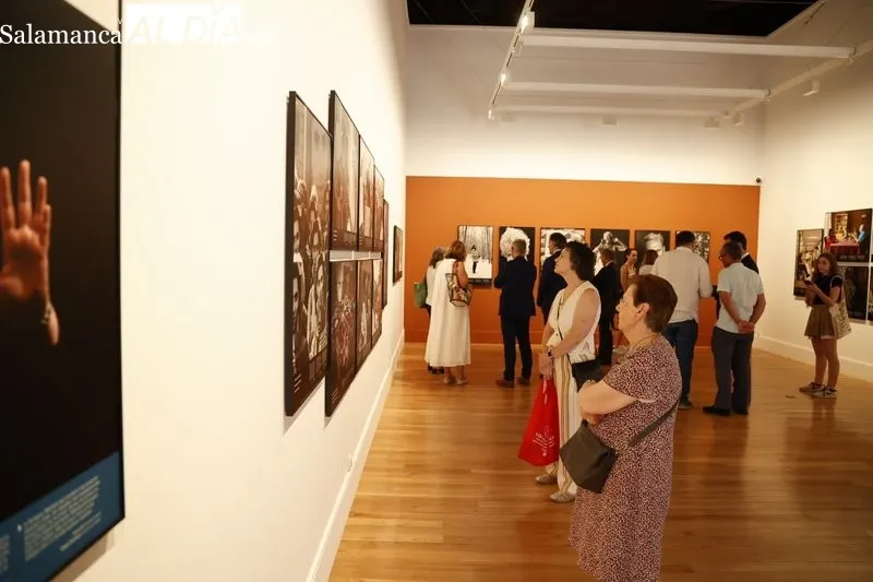 Inauguración de la exposición fotográfica “Puntos de vista”, en la Sala Cielo de Salamanca, en el Patio de Escuelas Menores. Foto de David Sañudo
