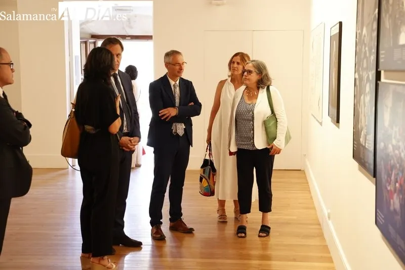 Inauguración de la exposición fotográfica “Puntos de vista”, en la Sala Cielo de Salamanca, en el Patio de Escuelas Menores. Foto de David Sañudo
