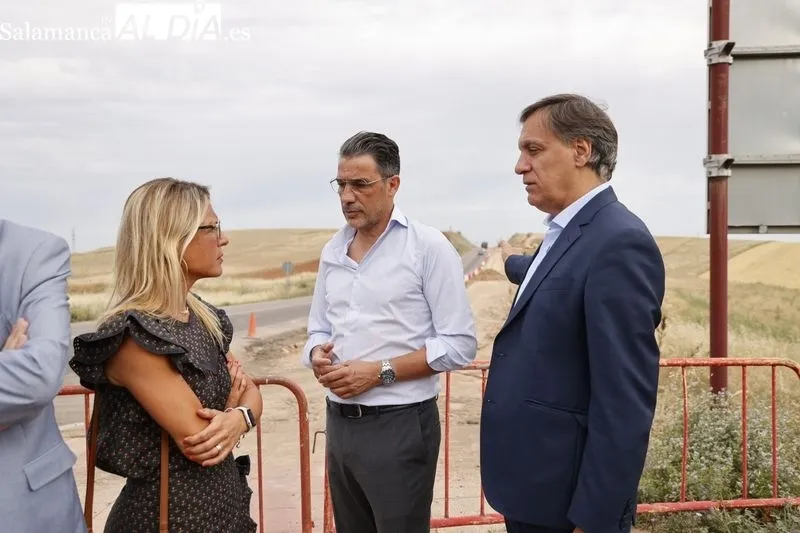 El alcalde, Carlos García Carbayo, acompañado por el alcalde de Villamayor de Armuña, Ángel Luis Peralvo, en las obras del nuevo corredor verde hacia esta localidad. Foto de David Sañudo