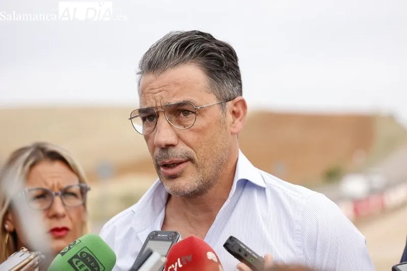 El alcalde, Carlos García Carbayo, acompañado por el alcalde de Villamayor de Armuña, Ángel Luis Peralvo, en las obras del nuevo corredor verde hacia esta localidad. Foto de David Sañudo