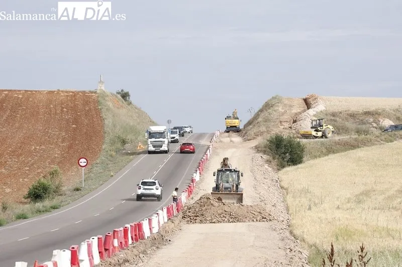 Obras del nuevo corredor verde hacia Villamayor de Armuña a través de la carretera SA-300. Foto de David Sañudo