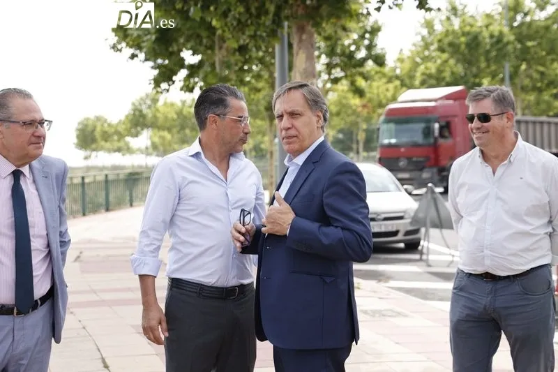 El alcalde, Carlos García Carbayo, acompañado por el alcalde de Villamayor de Armuña, Ángel Luis Peralvo, en las obras del nuevo corredor verde hacia esta localidad. Foto de David Sañudo