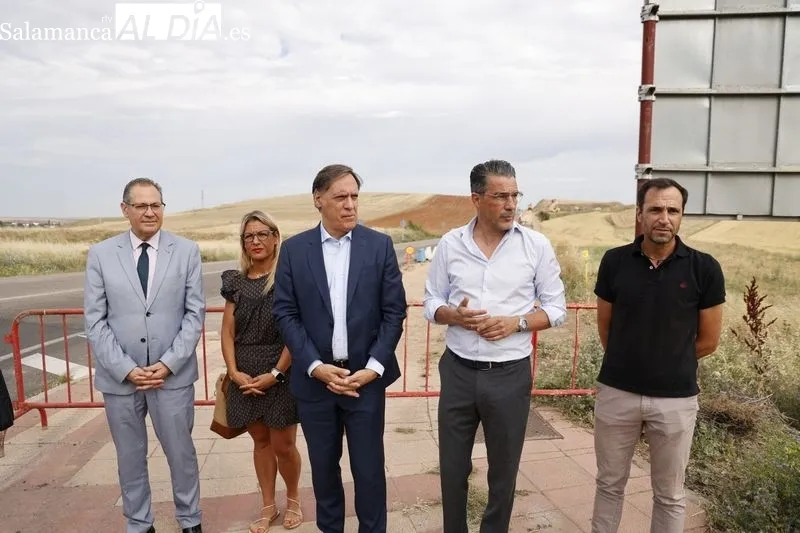 El alcalde, Carlos García Carbayo, acompañado por el alcalde de Villamayor de Armuña, Ángel Luis Peralvo, en las obras del nuevo corredor verde hacia esta localidad. Foto de David Sañudo