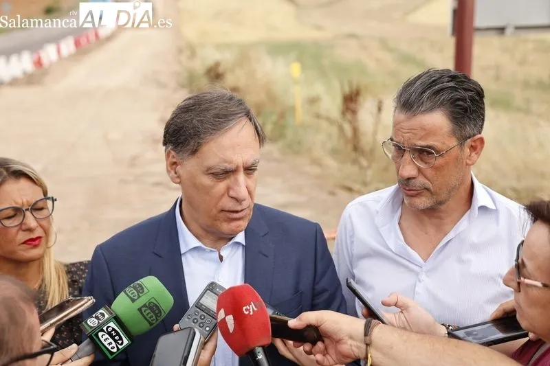 El alcalde, Carlos García Carbayo, acompañado por el alcalde de Villamayor de Armuña, Ángel Luis Peralvo, en las obras del nuevo corredor verde hacia esta localidad. Foto de David Sañudo