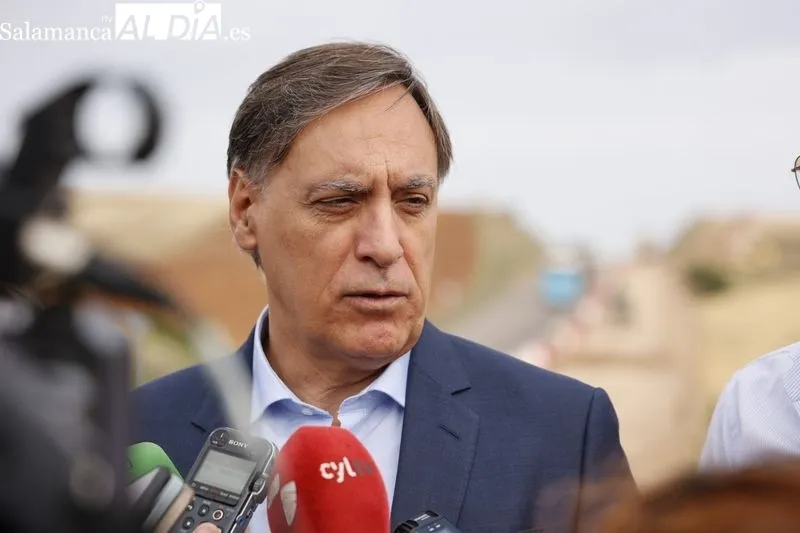 El alcalde, Carlos García Carbayo, acompañado por el alcalde de Villamayor de Armuña, Ángel Luis Peralvo, en las obras del nuevo corredor verde hacia esta localidad. Foto de David Sañudo