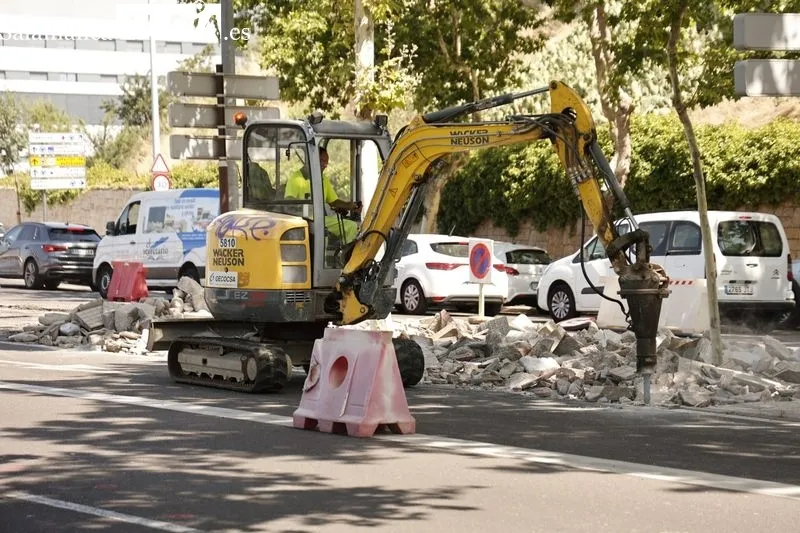 Obras del nuevo carril bici cerca del Hospital. Foto de David Sañudo