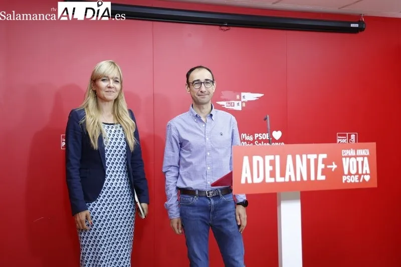 Rueda de prensa de este lunes de los candidatos al Congreso por el PSOE de Salamanca, David Serrada y Patricia Martín. Foto de David Sañudo