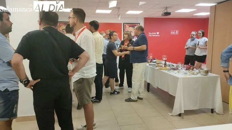 Ambiente en la sede del PSOE de Salamanca, tras la jornada electoral. Foto de Rosa M. Garcia