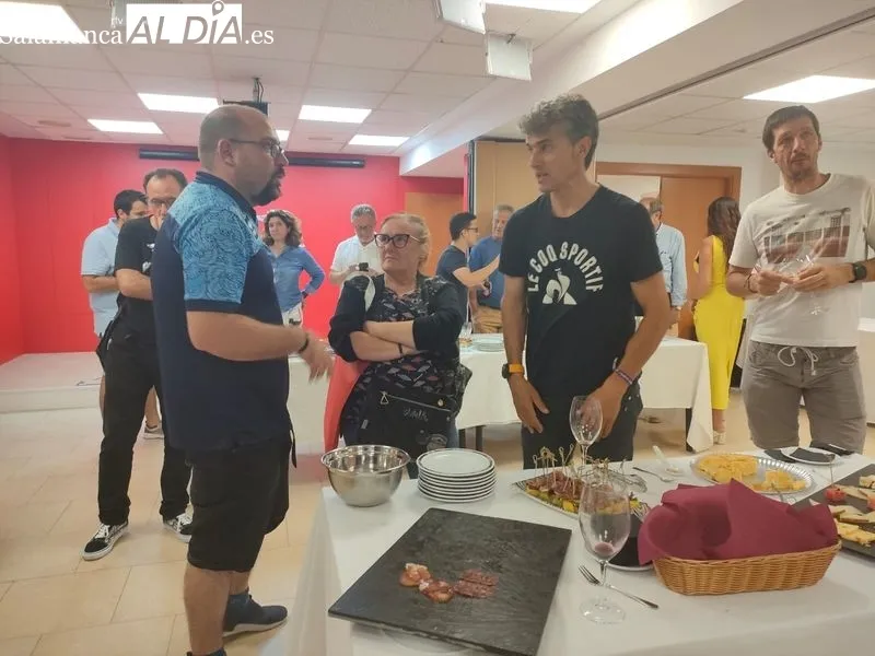 Ambiente en la sede del PSOE de Salamanca, tras la jornada electoral. Foto de Rosa M. Garcia
