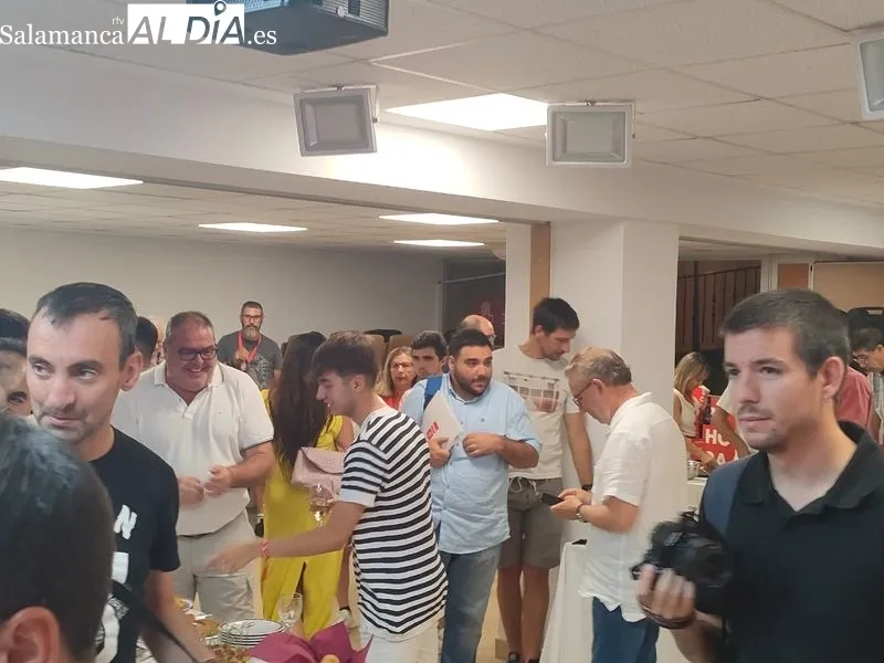 Ambiente en la sede del PSOE de Salamanca, tras la jornada electoral. Foto de Rosa M. Garcia