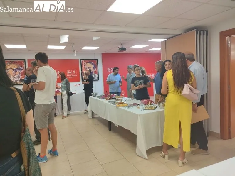 Ambiente en la sede del PSOE de Salamanca, tras la jornada electoral. Foto de Rosa M. Garcia