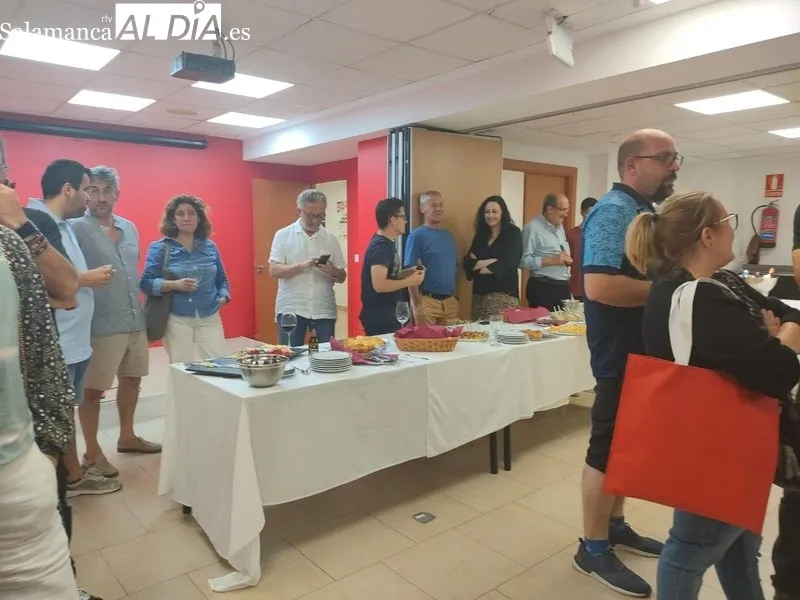 Ambiente en la sede del PSOE de Salamanca, tras la jornada electoral. Foto de Rosa M. Garcia