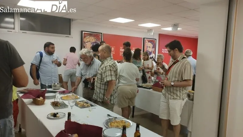 Ambiente en la sede del PSOE de Salamanca, tras la jornada electoral. Foto de Rosa M. Garcia