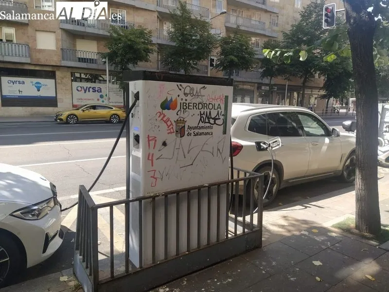 Uno de los puntos de recarga en la cuidad de Salamanca, en el paseo de la Estación. Foto de David Sañudo