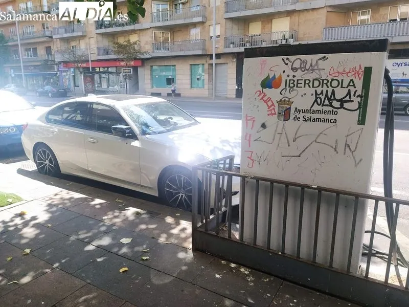 Uno de los puntos de recarga en la cuidad de Salamanca, en el paseo de la Estación. Foto de David Sañudo