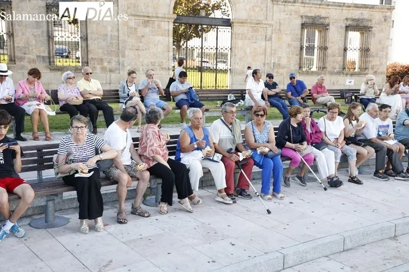 Los salmantinos disfrutan de 2.500 hamburguesas gratis  | FOTOS: David Sañudo 