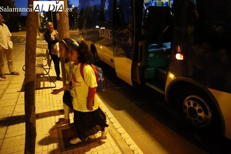 Emoción, abrazos y felicidad: así ha sido la llegada de los niños saharauis a Salamanca | FOTOS: David Sañudo 