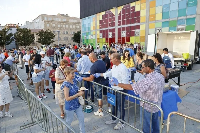 Los salmantinos disfrutan de 2.500 hamburguesas gratis  | FOTOS: David Sañudo 