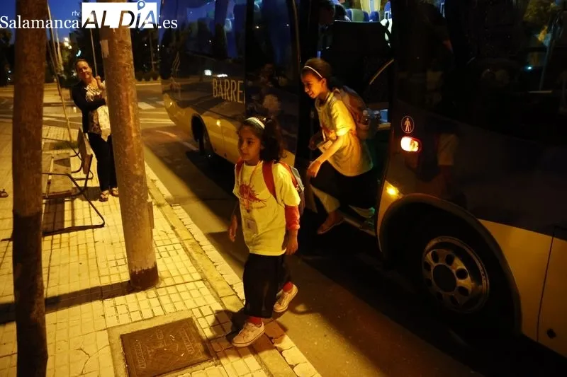 Emoción, abrazos y felicidad: así ha sido la llegada de los niños saharauis a Salamanca | FOTOS: David Sañudo 