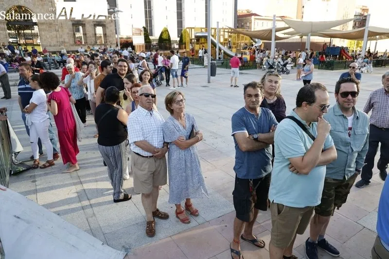Los salmantinos disfrutan de 2.500 hamburguesas gratis  | FOTOS: David Sañudo 