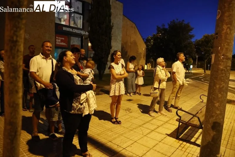 Emoción, abrazos y felicidad: así ha sido la llegada de los niños saharauis a Salamanca | FOTOS: David Sañudo 