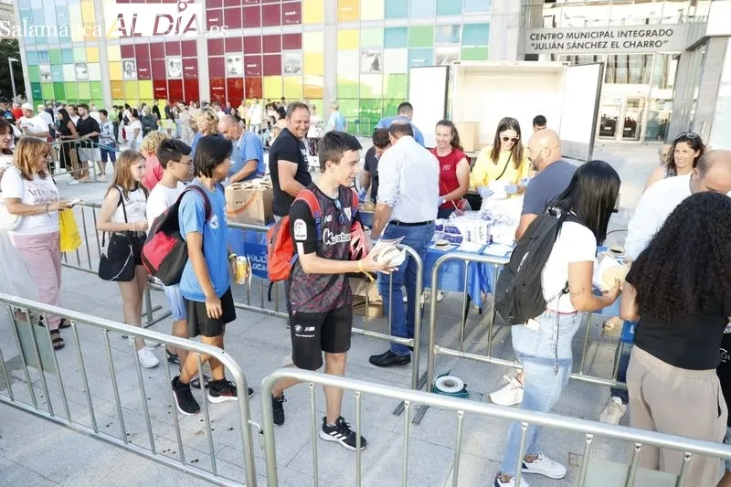 Los salmantinos disfrutan de 2.500 hamburguesas gratis  | FOTOS: David Sañudo 