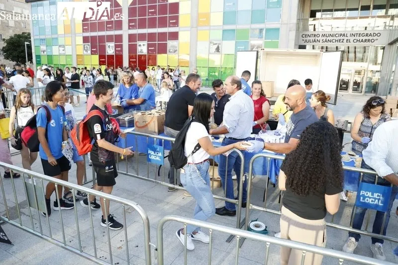 Los salmantinos disfrutan de 2.500 hamburguesas gratis  | FOTOS: David Sañudo 