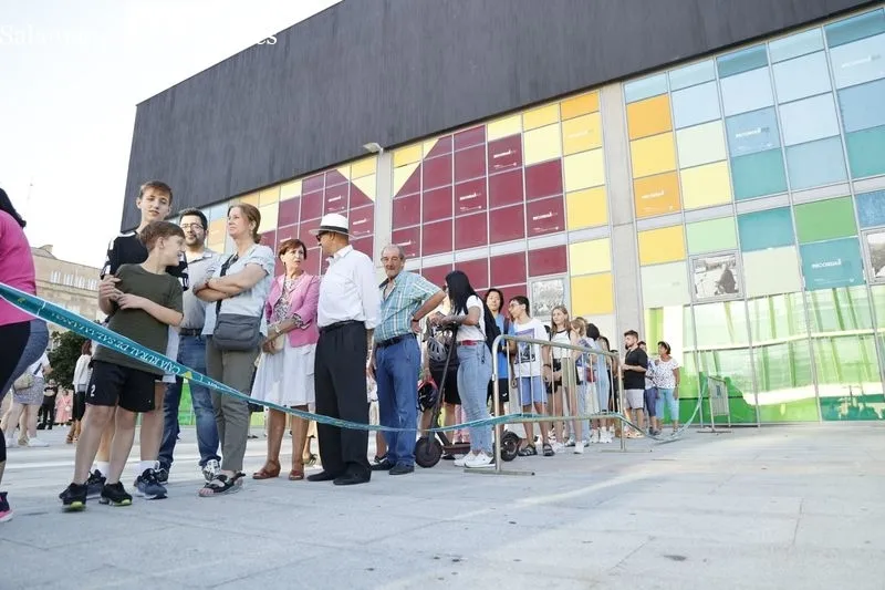Los salmantinos disfrutan de 2.500 hamburguesas gratis  | FOTOS: David Sañudo 
