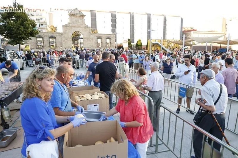 Los salmantinos disfrutan de 2.500 hamburguesas gratis  | FOTOS: David Sañudo 