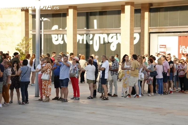 Los salmantinos disfrutan de 2.500 hamburguesas gratis  | FOTOS: David Sañudo 