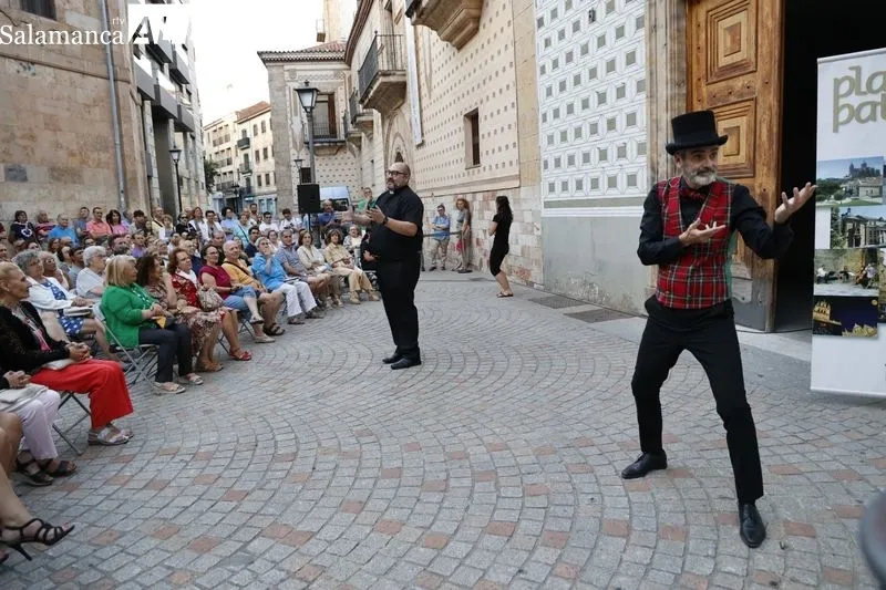 Foto 3 - Ni&ntilde;os y mayores disfrutan de EduLogic y su representaci&oacute;n &lsquo;Cucurruc&uacute; paloma (y la pelirroja &iquest;qu&eacute;?)&rsquo;