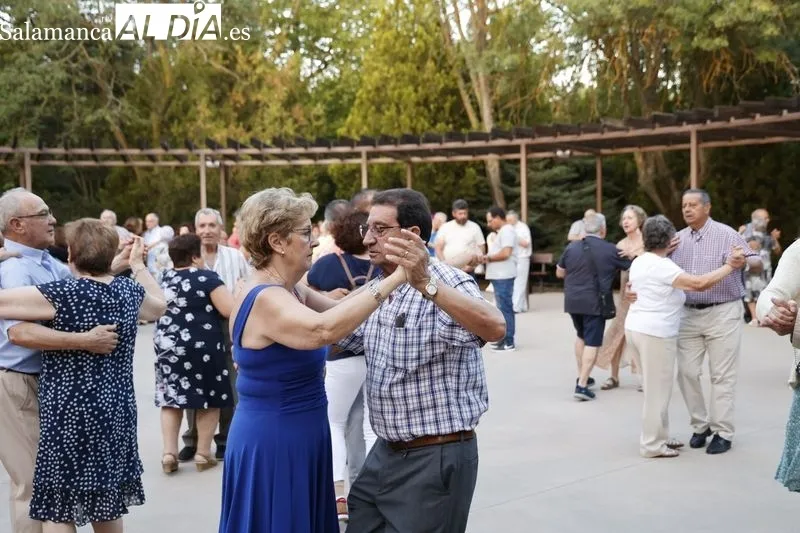 Ritmo y alegría de los mayores salmantinos en los Bailes de Verano | FOTOS: David Sañudo 
