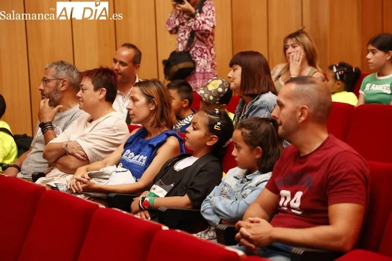 Emoción, abrazos y felicidad: así ha sido la llegada de los niños saharauis a Salamanca | FOTOS: David Sañudo 