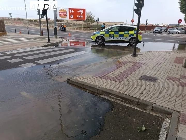 Un reventón en la calle Jamaica obliga a cortar un carril de la carretera