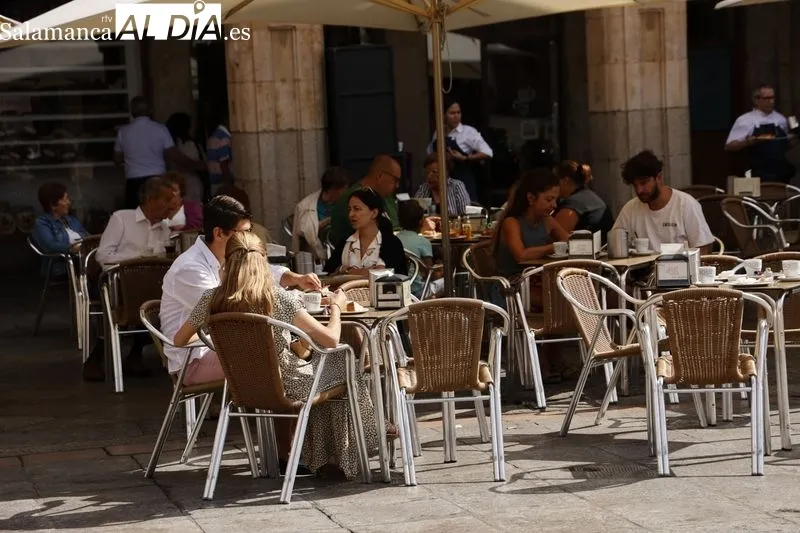 Los salmantinos disfrutan del domingo a pesar del calor | FOTOS: David Sañudo 