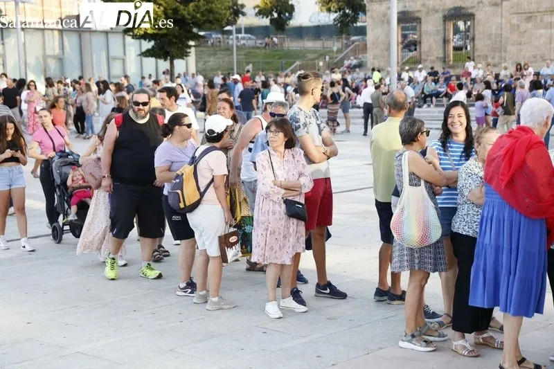 Los salmantinos disfrutan de 2.500 hamburguesas gratis  | FOTOS: David Sañudo 